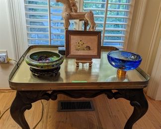 Vintage mahogany/brass coffee table, w/horse manikin, yellow Asian cloisonné dragon bowl on wooden stand, miniature painting of bunny on easel and Kosta Boda "Zoom" glass bowl, by Göran Wärff.