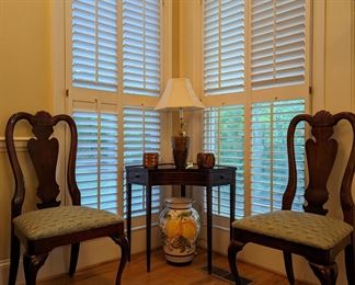 Pair of Thomasville mahogany side chairs, flanking a 1940's mahogany corner table, w/pencil inlay and 2' tall Italian hand-painted earthenware vase.
