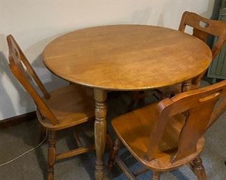 Vintage maple round table with
3 chairs