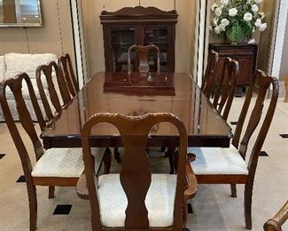Excellent condition!  1 leaf, 8 chairs.  Totally extended: 79"