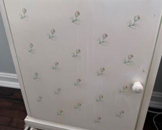 Hand painting on bed table. 