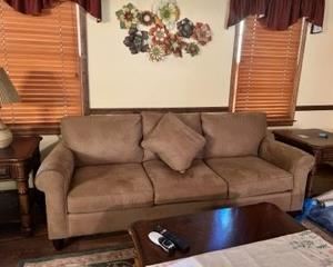 Haverty's sofa, clean clean clean 86" x 35" x 39"