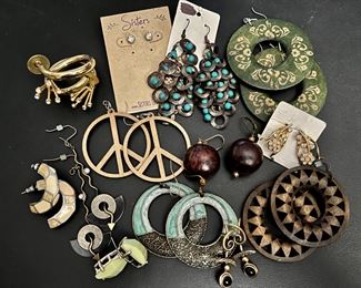 Assorted Costume Jewelry: Earrings 