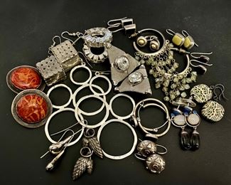 Assorted Costume Jewelry: Earrings 