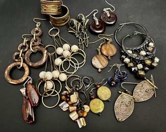 Assorted Costume Jewelry: Earrings 