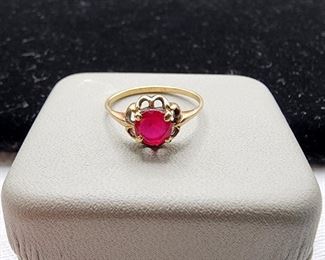 Lot 11 - 10K Yellow Gold Synthetic Ruby Ring