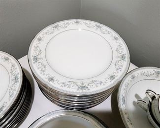 Lot 35 - Noritake "Colburn" China