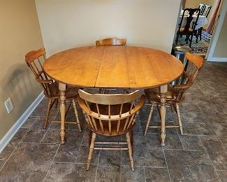Lot 42 - Nichols & Stone Early American Style Dining Table & 4 Chairs