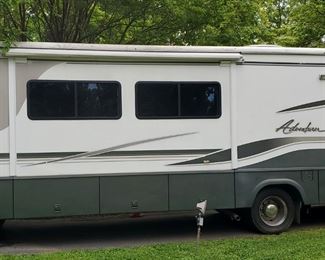 2002 Winnebago Adventurer RV 