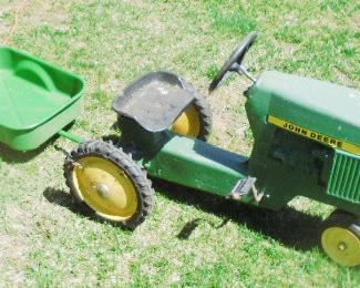 ERTL JD 520 PEDDLE TRACTOR