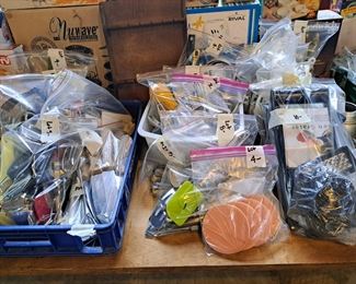 Well curated and practical kitchen gadget grab bags. 