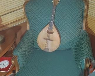 Mandolin /
Green sitting chair
