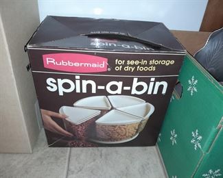 Rubbermaid Spin-A-Bin Food Storage