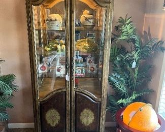 Lighted display cabinet 