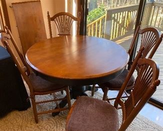 Beautiful kitchen table with 4 chairs , leaf and seat pads