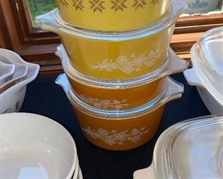 Numerous pieces of Pyrex 