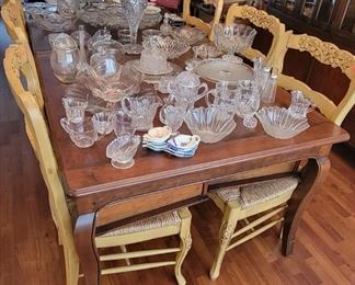 Beautufil farmhouse style dining table w/ 2 leafs