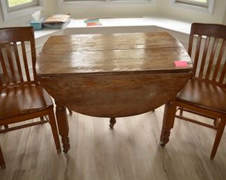 Drop leaf oak table, 4 chairs