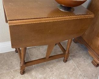Drop leaf table