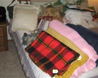 Center Bedroom: Blankets-Queen Bed-