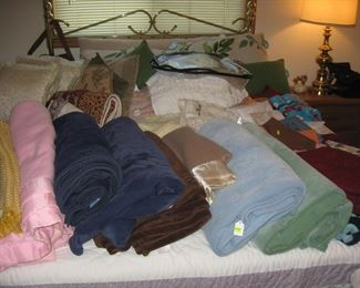 Center Bedroom: More Blankets-Queen Bed