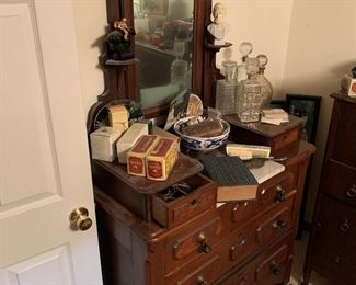 Beautiful victorian chest with mirror