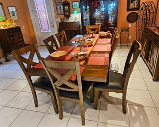 Beautiful dining table with 8 chairs and matching buffet