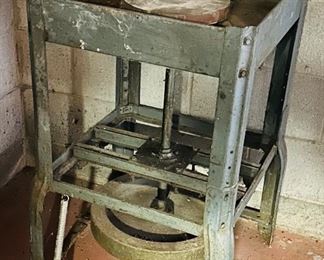 Pottery spinning wheel