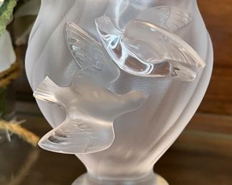 Beautiful Lalique Rosine dove vase