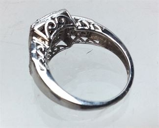 10kt GOLD & DIAMOND RING,  3.7g, SIZE 7 1/4,