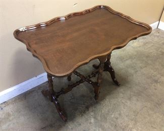 VTG. PIECRUST SIDE TABLE
