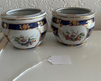 Small blue/gold with floral Chinese decor bowl