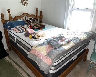 Beautiful full size bedroom set with like new memory foam mattress 