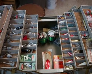 TACKLE BOX WITH MANY OLD WOODEN LURES 