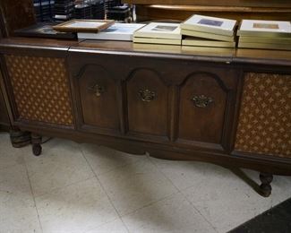 VINTAGE RADIO AND PHONOGRAPH (RECORD PLAYER DOES NOT WORK) 