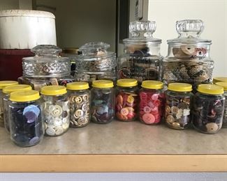 VINTAGE Wooden spools with buttons 