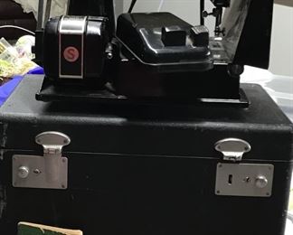 VINTAGE 221 SINGER SEWING MACHINE WITH CASE AND ASSESORIES