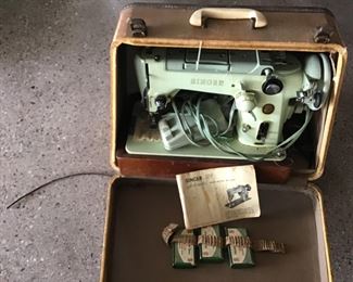 Vintage 319 Singer sewing machine with case and assesories