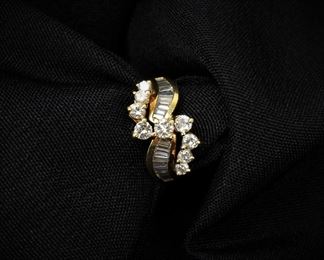 8: Lady's 18K Gold & Diamond Ring Size 8