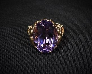 29: Estate 10K Gold & Amethyst Ring