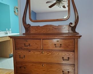 Victorian wishbone mirror with 4 drawers chest