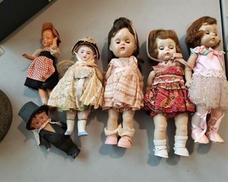 Various vintage dolls, most eyes open and close