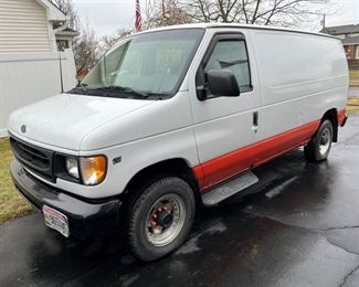 63 2002 Ford Econoline 250 Modified Van min