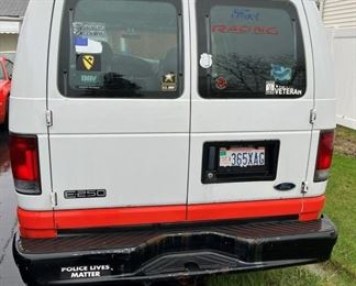 63 2002 Ford Econoline Van Rearmin