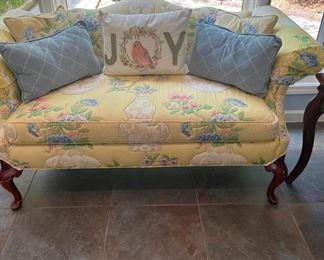 Sweet Loveseat & pillows