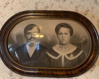 Antique Oval Picture Frame with Convex Glass