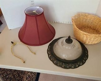 Ceiling light fixture, lamp shade, lamp harp