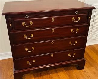4_____$595 	
Henkell & Harris VA Bachelor's mahogany chest 33Wx18Dx31T w/pull out tray	