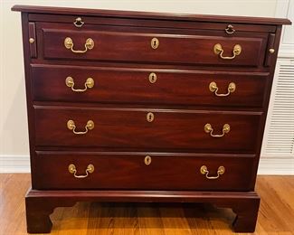 4_____$595 	
Henkell & Harris VA Bachelor's mahogany chest 33Wx18Dx31T w/pull out tray	