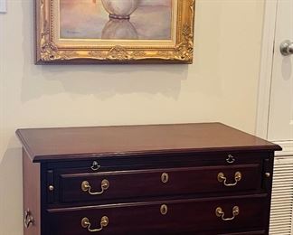 4_____$595 	
Henkell & Harris VA Bachelor's mahogany chest 33Wx18Dx31T w/pull out tray	
